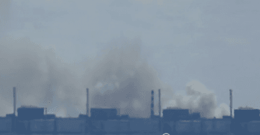 На Запорожской АЭС заметили огромный столб дыма: в регионе произошел блэкаут (видео)