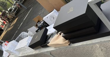 Женщина под видом колбасы пыталась ввезти в Украину технику Apple и люксовые сумки (фото)