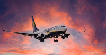 Мужчину "выбросили" из самолета после того, как он пытался открыть дверь в воздухе