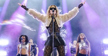 Ріта Ора в напівпрозорому комбінезоні виступила на фестивалі Stars In Town