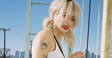 Пішла з життя у 25 років: розкрито причину смерті падчерки відомого музиканта Слеша (фото)