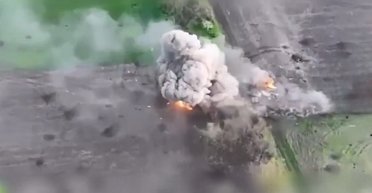 Целые колонны техники ВС РФ подорвались на минах 59 ОШБр под Покровском: подробности (видео)