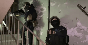 В российском Мурманске неизвестный открыл стрельбу с крыши многоэтажки (видео)