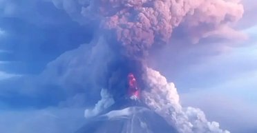 Сразу восемь вулканов на российской Камчатке "проснулись" после мощного землетрясения: что известно (видео)