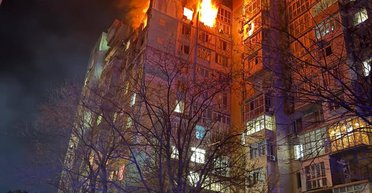 РФ ударила по Одессе дронами: две жилые многоэтажки повреждены и горят (видео)