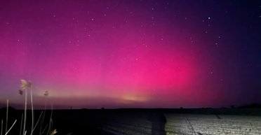 Второй раз за май: небо над Украиной захватило яркое Северное сияние (фото)