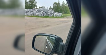 Валяются за 10 км: под Сумами отыскали "зубы дракона", вываленные на обочине, — соцсети (фото)