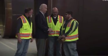 "Может взорвать мир": Байден потроллил работников завода кодом доступа к ядерному оружию (видео)