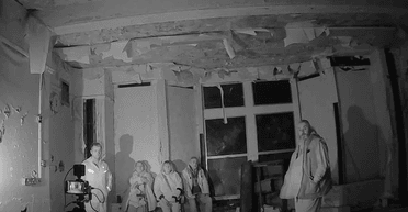 Блогер искал призраков в заброшенной больнице, но быстро сбежал из-за "жутких голосов" (видео)