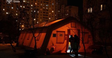 Київ з опівночі переходить на тимчасові графіки відключення світла, — ДТЕК