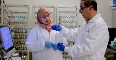 Вчені поліпшили електрод за допомогою лазера: це дасть змогу створювати дешеві батареї (відео)