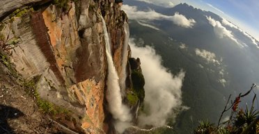 Настоящее чудо природы: мужчина показал свой полет над самым высоким водопадом мира (видео)