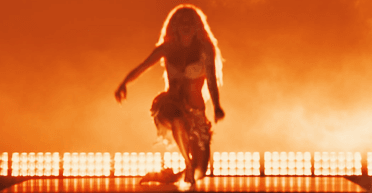 Почти без одежды: сцену Евровидения "зажгла" эффектная блондинка с Кипра (фото, видео)