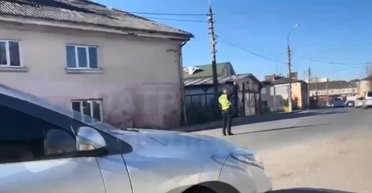 Промчался за спиной: полиция оштрафовала водителя, который проигнорировал минуту молчания (видео)