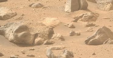 Perseverance знайшов на Марсі неймовірно втомлену голову: лежить на боці й не рухається (фото)