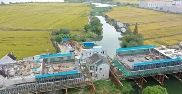 Жінка відмовляється залишати будинок посеред мосту і вимагає мільйони за житло (відео)