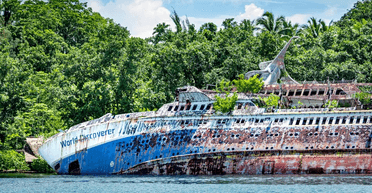 Корабель-привид: круїзний лайнер за 40 млн фунтів кинули гнити поруч із райським островом