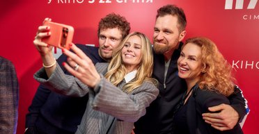 Катя Кузнецова, Вера Брежнева и KAZKA: как прошла звездная премьера фильма "Ну мам" (репортаж)