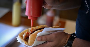 "Не буду есть такое больше": люди шокированы тем, как и из чего делают хот-доги (видео)