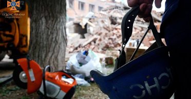 ЗС РФ вдарили по Оріхову авіабомбою: загинув поліцейський, багато постраждалих (фото)