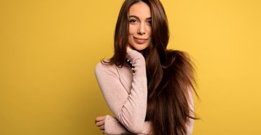 Королевская шевелюра: как вернуть волосам густоту и объем после зимы, — трихолог