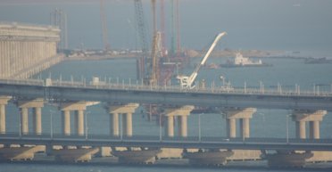 Уздовж Кримського мосту встановлюють потужні палі для захисту від дронів, — ЗМІ (фото)