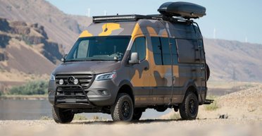 Mercedes Sprinter перетворили на автобудинок для любителів активного відпочинку (відео)