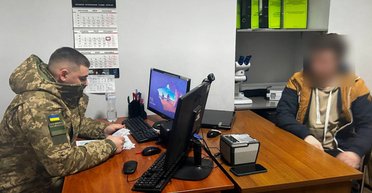 Сменил пол, чтобы уехать: пограничники поймали "трансгендерного" мужчину (фото)