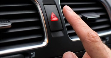 Будут ли забирать права за благодарность "аварийкой": объяснение МВД