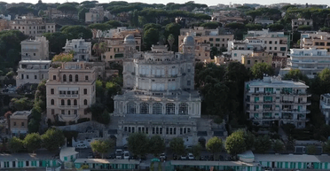 "Рай біля моря": розкішний палац, у якому влаштовували бали, гниє і руйнується (відео)