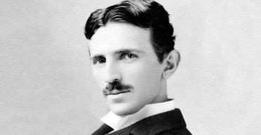 Считал Эйнштейна дураком и был влюблен в голубя: самые громкие провалы гениального Теслы