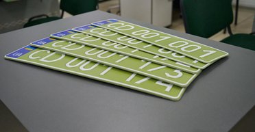 В Україні з'явилися нові номери авто оливкового кольору: кому їх видають (фото)