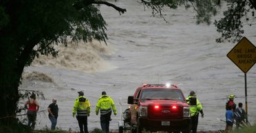 Наводнения в США: количество жертв превысило сотню и растет (видео)