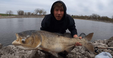 Рыбак снял на видео битву с гигантом, а потом показал свой невероятный улов (видео)