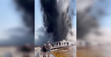 Мощный гидротермальный взрыв: гейзер в Йеллоустоуне чуть не убил любопытных туристов (видео)