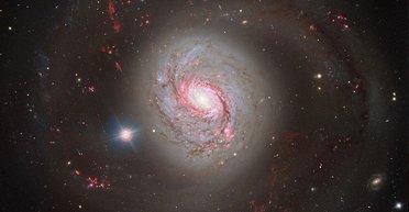 Астрономи зафіксували безпрецедентний вид надмасивної чорної діри в дії (фото)