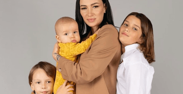 Анастасія Приходько показала рідкісний кадр з трьома дітьми (фото)