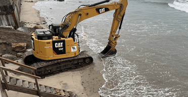 Велика пісочниця: мільярдера звинувачують у крадіжці піску з громадського пляжу (фото)