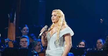 Даже наняла охрану: Камалия показала платье из камней Swarovski весом 15 кг (фото)