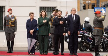 "Лишив дружину під дощем": ЗМІ вказали на помилку Зеленського під час візиту до Відня (відео)