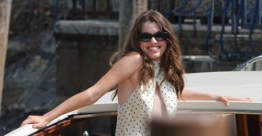 Донька Мілли Йовович прибула у Венецію в сукні зі сміливим вирізом (фото)