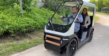 Во Франции создали оригинальный гибрид электромобиля и велосипеда (фото)