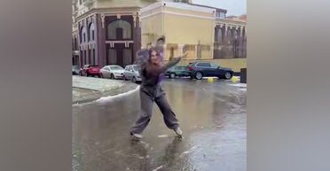 Одесситка на коньках устроила танцы на обледеневшей дороге (видео)