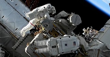 Загроза для МКС. Астронавти NASA випадково загубили цінні речі під час виходу в космос (фото)