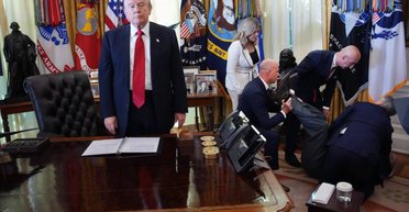 Топ-менеджер компании-производителя Ozempic упал в обморок на встрече с Трампом (видео)