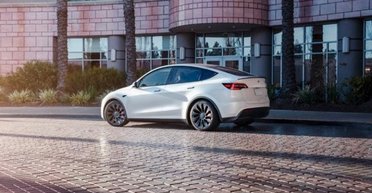 Нестандартный фургон Tesla показали на первых официальных фото