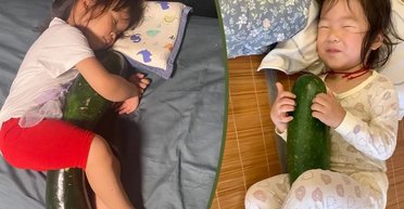В Китае дети спят в обнимку с овощами: зачем они это делают (фото)