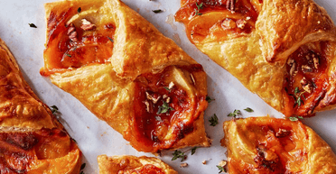 Швидкі рецепти: конвертики з листкового тіста з яблуками та сиром