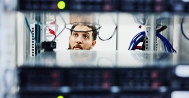 Пострадали банки, "Дія" и "Нова пошта": все, что известно о сбое онлайн-сервисов Украины