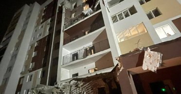 РФ атаковала Киевскую область: обломки "шахеда" разрушили жилую новостройку, что известно